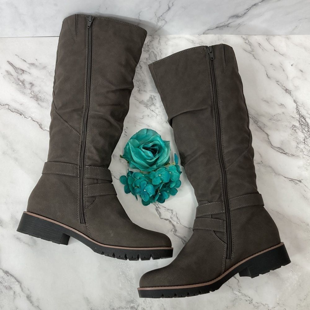 SUN + STONE Brinley Charcoal Strapped Lug-Sole Boots - Picture 2 of 7